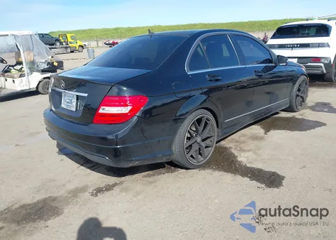 2013 Mercedes-Benz C 250 Sport z USA, uszkodzony, nr VIN WDDGF4HB7DA806370